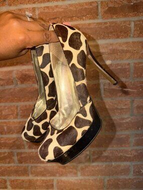 Guess pumps